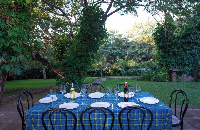 Beautiful home, lush garden, and pool. Walking distance to town and waterfall.