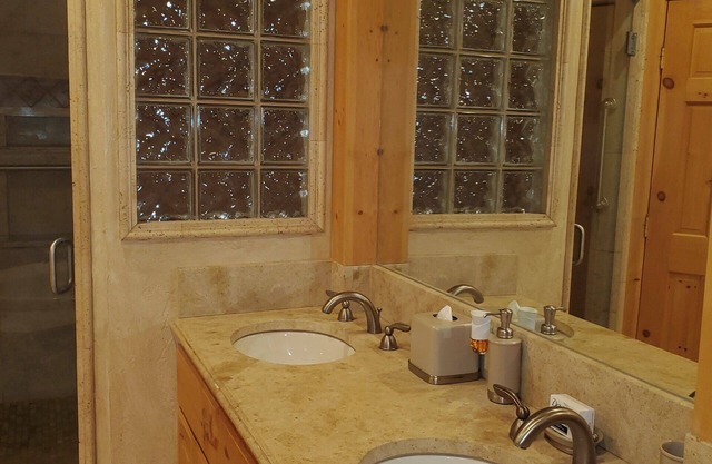 Beautiful Home lower kingsbury only minutes to ski areas and casinos.