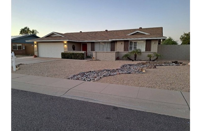 Beautiful home-minutes from Westgate and Arrowhead mall