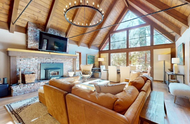 Beautiful home near the lake & slopes with private hot tub, pool table, & WiFi