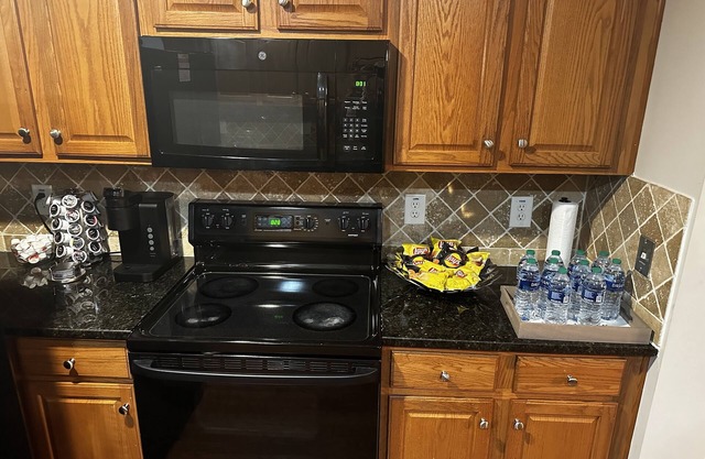 Beautiful Home with huge private fenced backyard 15 mins from ATL airport