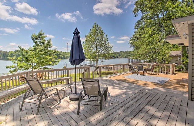 Beautiful Hot Springs lake house on Lake Hamilton steps away from the lake!