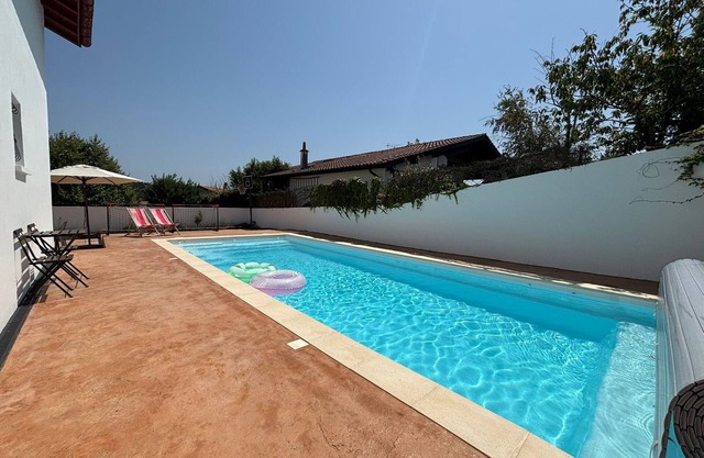 Beautiful house for 10, pool and garden in Urrugne