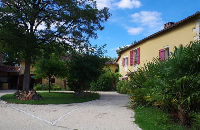Beautiful house of 315 m² in a 4000 m² park with swimming pool 3 minutes from Périgueux