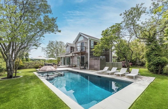 Beautiful house on private country road with pool/hot tub & home office