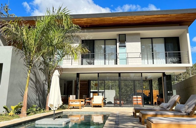 Beautiful house with Nice Pool, BBQ, 1 mile from playa grande Guanacaste.
