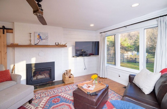 Beautiful house with Fire Pit! Close to Wineries, Breweries, Hiking, Skiing!