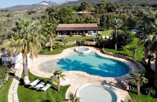 Beautiful private villa with A/C, private pool, WIFI, hot tub, TV, patio and pets allowed