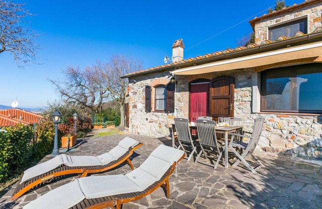 Beautiful private villa for 6 people with WIFI, hot tub, terrace, pets allowed and panoramic view