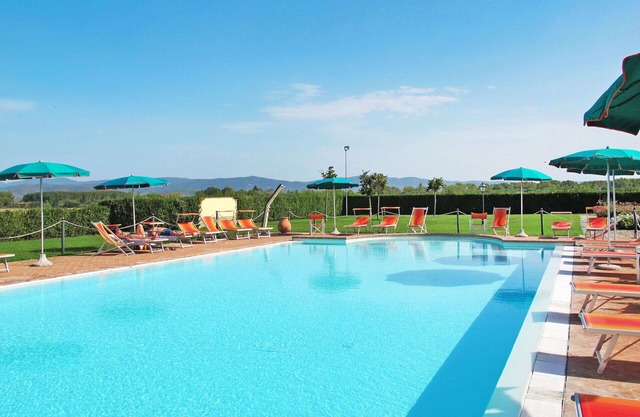 Beautiful apartment for 4 guests with A/C, pool, WIFI, TV, patio and pets allowed
