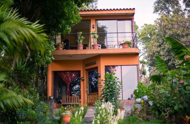 Beautiful Lakefront home: gardens