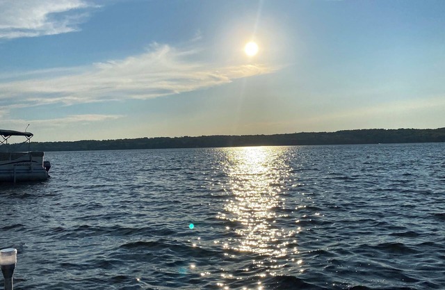 Beautiful Lakefront Cottage on Messalonskee Lake, pet friendly