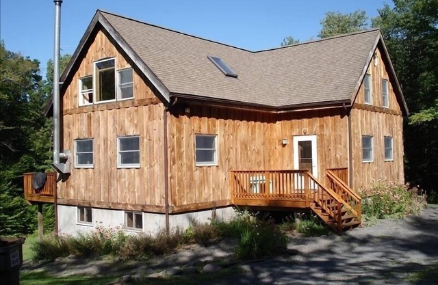Beautiful large Woodland Valley/Phoenicia post & beam cabin with seasonal stream