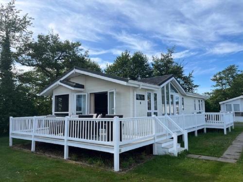 Beautiful Lodge At Manor Park In Norfolk Ref 23006Bu