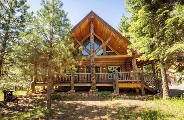 Beautiful Log Cabin in the Pines