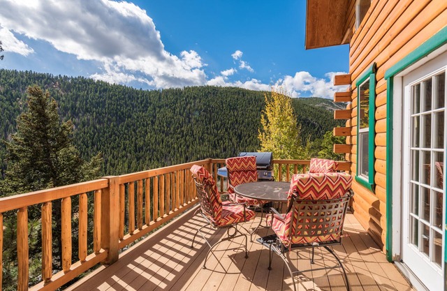 Beautiful Log Cabin Nestled in the Mountains, Hot Tub Under the Stars