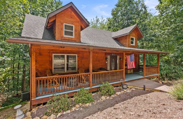 Beautiful LOG HOME-Poker & Pool Table, Xbox, nFirepit,Jacuzzi tub,Week Specials!