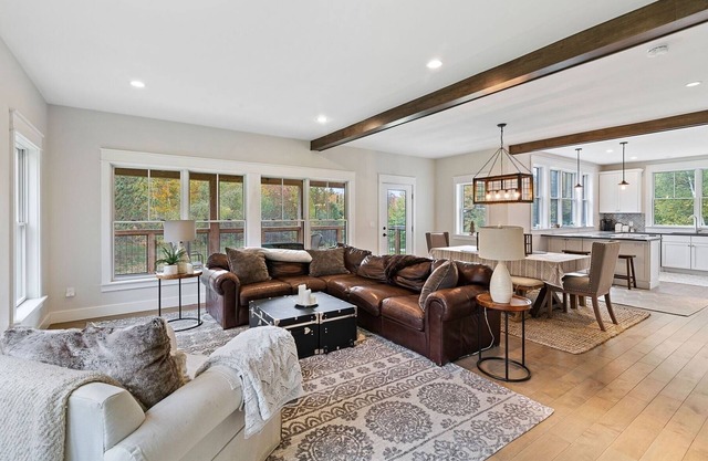 Beautiful Modern 4 Bedroom Home Near Stowe Village