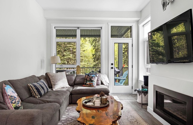 Beautiful & Modern Condo, Ski-In Ski-Out