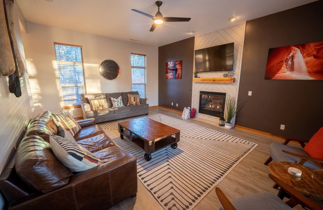Beautiful Modern Home under the Ponderosa Pines - AC - Hot Tub - Fast Wifi