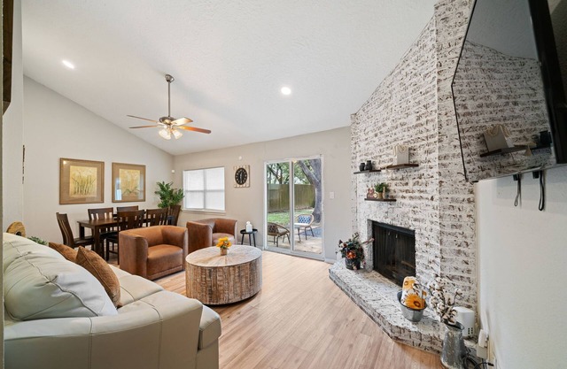 Beautiful Modern Rustic 3BR Near I-10 , Typhoon TX Water Park & Memorial Herman