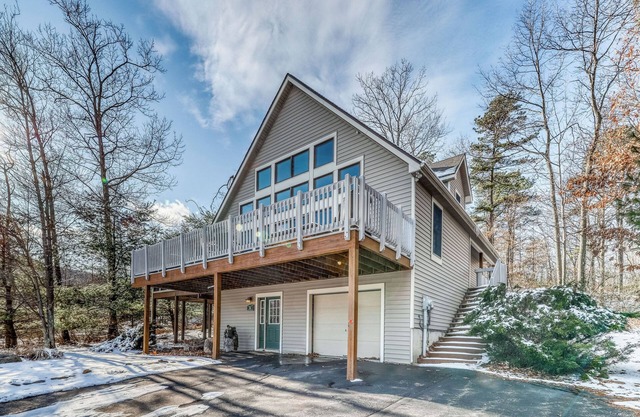 Beautiful mountain-view home with private deck, grill & pool table