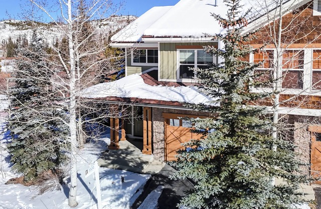 Beautiful multi-level condo in the heart of Town of WP. Hot tub. Views