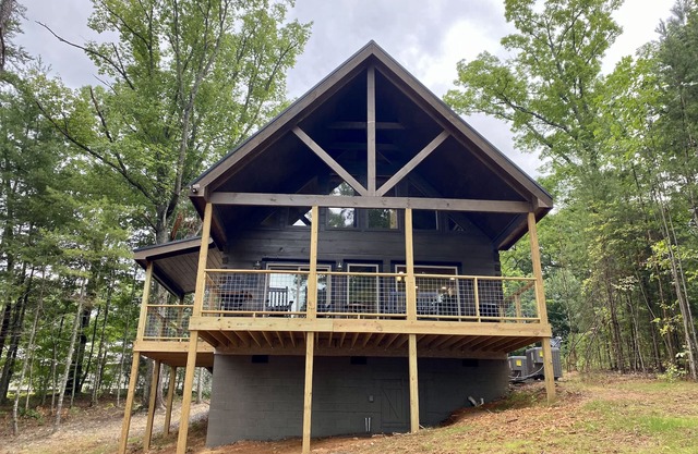 Beautiful new construction 2 bedroom cabin with loft and hot tub!