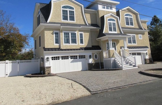 Beautiful new home with pool in Loveladies