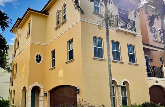 Beautiful Oceanside Updated Townhome on Hutchinson Island
