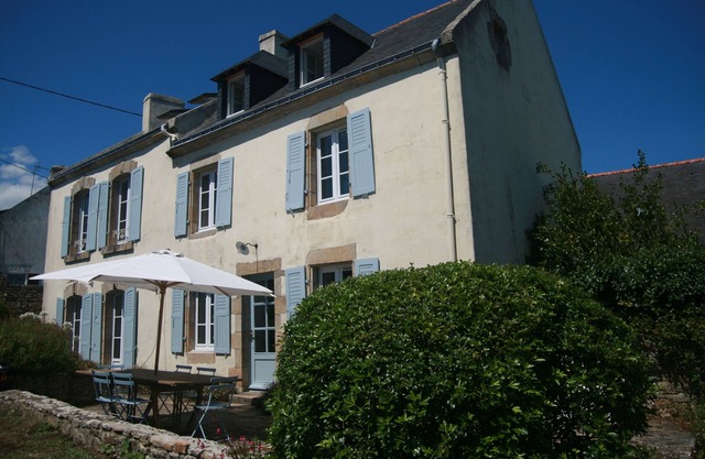 Beautiful old family house - 5 bedrooms, sleeps 12. - close to beaches and shops