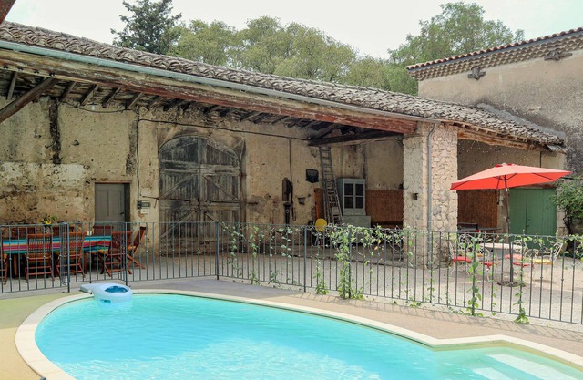 Beautiful old stone house with pool between Valence and Avignon.