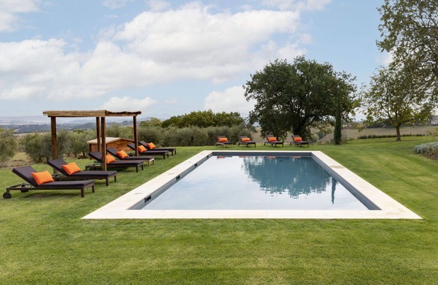 Beautiful private villa with private pool, WIFI, hot tub, A/C, TV and patio, close to Montepulci.