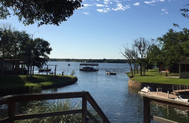 Beautiful Peninsula Lake Front Resort Home, Tucked Away in a Beautiful Cove ,
