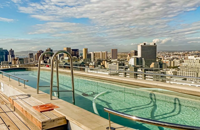 Beautiful Penthouse with Table Mountain Views & Pool (40 on L)