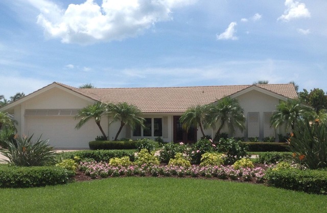 Beautiful Pool Home in Park Shore Just 1/2 Mile from the Beach