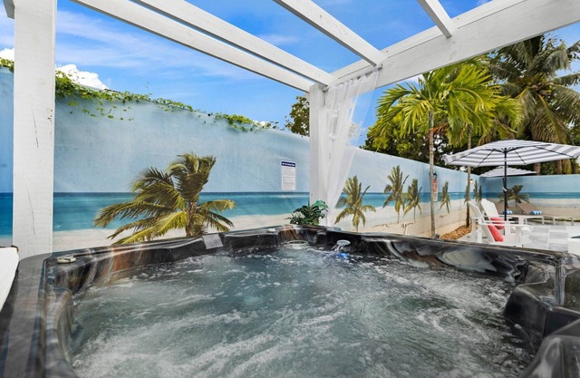 Beautiful PoolSide Vacation Home w/Cinema Game Rm