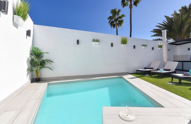 Beautiful private villa for 6 guests with private pool, WIFI, A/C, TV, patio and pets allowed