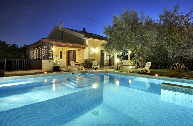 Beautiful private villa for 8 guests with WIFI, A/C, private pool and TV
