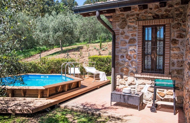 Beautiful private villa for 4 people with WIFI, private pool, A/C, TV, patio and pets allowed