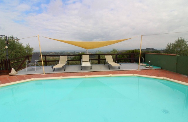 Beautiful private villa for 15 people with WIFI, private pool and TV, close to Montepulciano