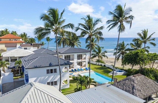Beautiful Private 10 Bedroom Beachfront Villa with hotel amenities