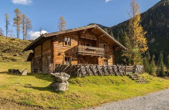 Beautiful private villa for 17 guests with WIFI, TV and balcony