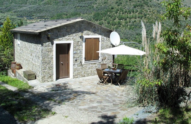 Beautiful private villa for 3 people with TV, terrace, pets allowed, panoramic view and parking