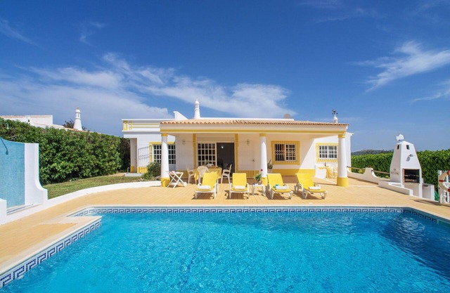 Beautiful private villa for 6 guests with A/C, WIFI, private pool, TV and terrace