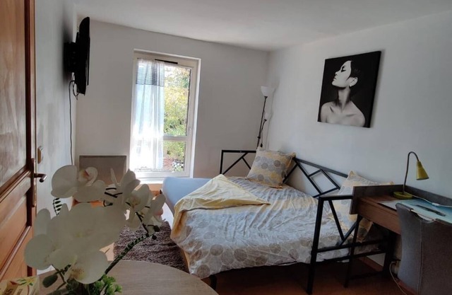Beautiful private room homestay Cergy near greenery