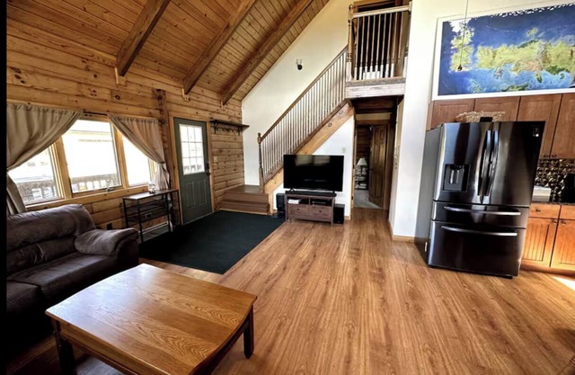 Beautiful Private Cozy Cabin, 3 bedrooms, 5 acres