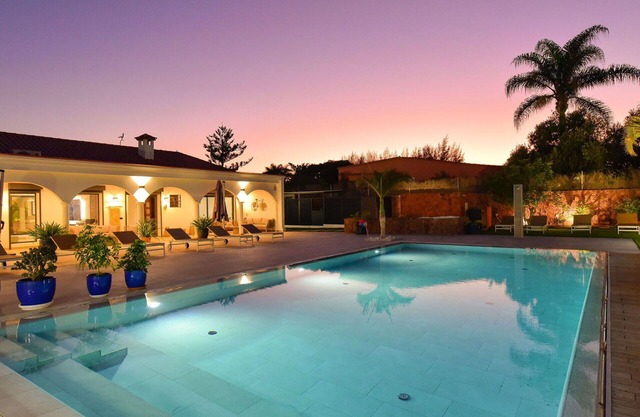 Beautiful private villa for 10 people with WIFI, A/C, private pool, TV and patio