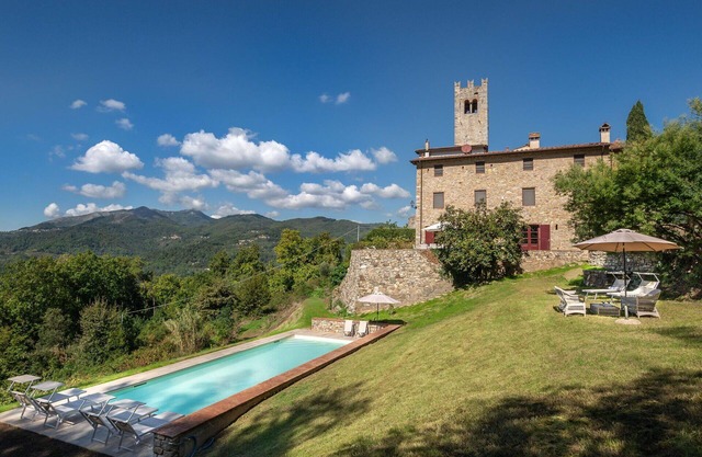 Beautiful private villa with private pool, WIFI, TV, patio and panoramic view, close to Lucca