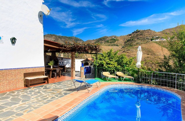 Beautiful private villa for 4 people with WIFI, private pool, TV, terrace and pets allowed
